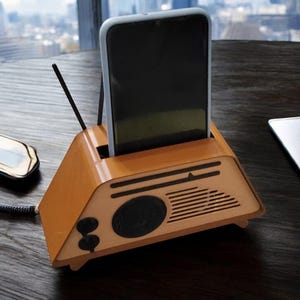 Vintage Radio Style Passive Phone Amplifier and Stand, 3D Printed Acoustic Speaker Dock, Custom Retro Gift for Father’s Day and Music Lovers