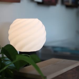 Wavy 3D Printed Table Lamp: Modern Minimalist Cozy Lighting