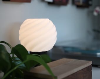 Luminária de mesa ondulada impressa em 3D: iluminação moderna, minimalista e aconchegante