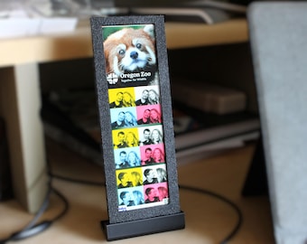 Moldura de cabine fotográfica vertical: exibição de fotos de mesa 6x2