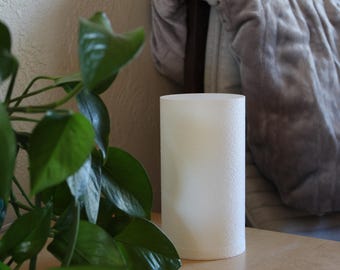 Luminária de Mesa Frost: Iluminação Cilíndrica para um Lar Aconchegante