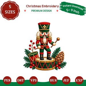 Puede incluir: Un diseño de bordado digital con un soldado cascanueces en uniforme verde y rojo de pie sobre un tambor. El diseño incluye ramas de pino, bayas rojas, una piña y un tambor pequeño. Texto: 5 SIZES, Christmas Embroidery, PREMIUM DESIGN, Instant Download 5-9 Inch.