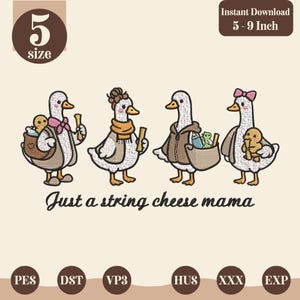 Op de afbeelding: Een borduurontwerp met vier cartoon ganzen, elk met unieke accessoires en kaas. De tekst "Just a string cheese mama" staat eronder. Beschikbaar in maten van 12,7 tot 22,86 cm.