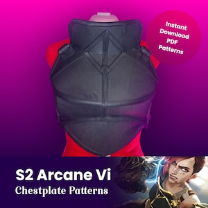 Op de afbeelding: Zwart borstpantser geïnspireerd door het personage Vi uit de Netflix-serie Arcane. Het borstpantser is gemaakt van schuim en heeft een textuur. De afbeelding bevat de tekst "S2 Arcane Vi Chestplate Patterns".