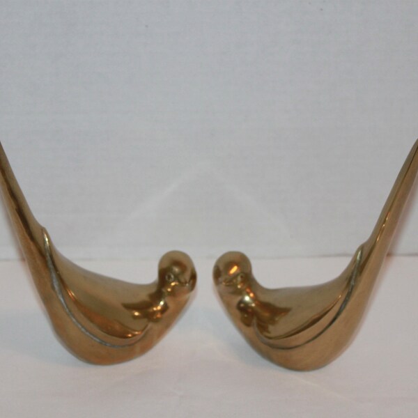 Vintage Pair of Brass Birds Lovebirds Kissing Doves Tail Up MCM Mid Century Decor