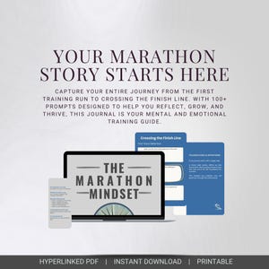 Może przedstawiać: Cyfrowy dziennik maratonu z tekstem "Your Marathon Story Starts Here". Dziennik zawiera wskazówki, które pomogą Ci zastanowić się, rozwijać i prosperować. Obraz przedstawia laptop z napisem "The Marathon Mindset" i dwie niebieskie strony z tekstem.