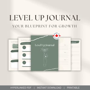 Puede incluir: Un diario titulado "Level Up Journal" con el lema "Your Blueprint for Growth". La portada es de color verde salvia con una ilustración de una mano sosteniendo una mariposa. El diario incluye páginas para la mentalidad, el trabajo y una hoja de ruta. "Made in Canada" es visible.