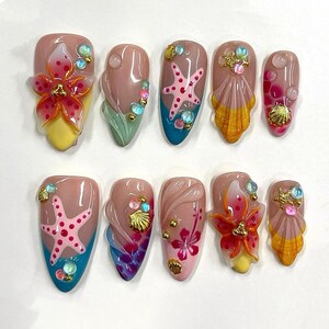 Uñas postizas de verano con diseño de conchas marinas, uñas almendradas medianas con flor de estrella de mar, set de uñas playeras