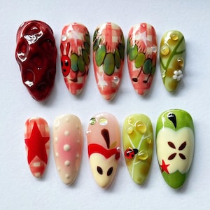 Süße Frucht Mandel Drücken Sie auf die Nägel, Handgemachte Apfel Raupe Nail Art, 3D Cartoon Nägel, Kawaii False Nails, Obst Nail Art, Geschenk für Sie