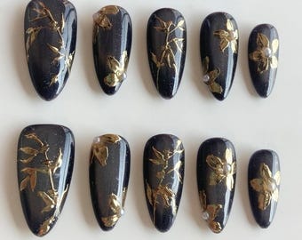 Elegante zwarte persnagels met gouden bloemdessin, handgemaakte vintage glamournagels met parels, herbruikbare luxe nailart-set, dagelijkse nagels.