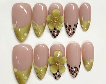 Gelbe Blumenpresse auf den Nägeln, Leopard French Tip 3D Floral Custom Handgefertigtes Nagelset