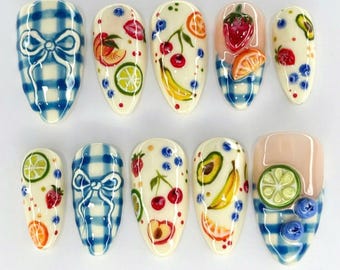 Einzigartiges Obstgarten Press-On-Nägel, handgefertigtes Mandel-Nagelset mit Apfel, Erdbeere, Vegan-freundliches Nageldesign, Urlaub/Party Nägel, Geschenk