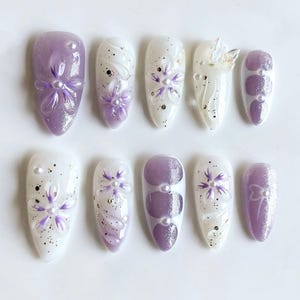 Unhas de pressão com orquídeas roxas, conjunto de unhas dos sonhos, unhas amendoadas com pontas francesas, flores 3D, unhas para festas/feriados, unhas do dia a dia, unhas reutilizáveis.