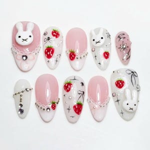 Malowany ręcznie zestaw do paznokci w kształcie migdałów z uroczą Miffy, klejnotami, truskawkami, francuskimi końcówkami, zdobieniem paznokci w stylu japońskim, kreskówkowymi paznokciami, świątecznymi/urodzinowymi paznokciami