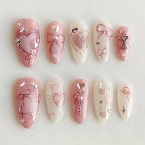 Handgefertigtes rosa Herz, Schleife Valentinstag Drücken Sie auf die Nägel, Mandel Nagel Set, Romantisch Glitzernde Nette Nail Art mit Perlen & Anhänger, Kawaii Geschenk für Sie