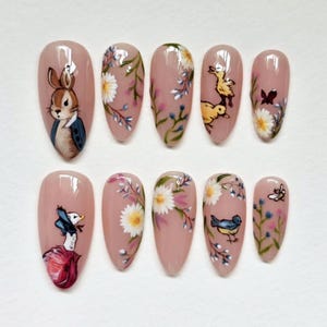 Uñas postizas inspiradas en la naturaleza caprichosa, Peter Rabbit pintado a mano, patitos y flores, uñas lindas, encanto de cuento de hadas al alcance de tu mano.