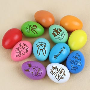 Personalisiertes Osterei | Personalisiertes Namensei | Babys erstes Ostergeschenk | Eierbecher mit Spieluhr | Osterkorb Überraschung | Oster-Jagd-Spielzeug