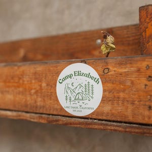 Adesivos redondos Camp Elizabeth, para ambientes internos e externos - Decalque personalizado para garrafa de água de madrinha, diversão rústica e vintage, despedida de solteira Camp Bach