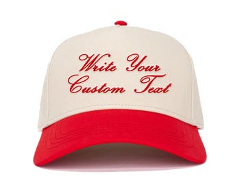 Könnte beinhalten: Baseballcap mit cremefarbener Krone und rotem Schirm. Der Schriftzug "Write Your Custom Text" ist in roter Schrift aufgestickt. Auf der Oberseite befindet sich ein roter Knopf.