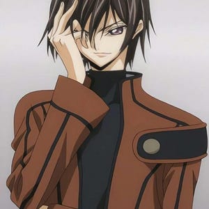 Puede incluir: Un joven con cabello castaño oscuro y ojos morados lleva una chaqueta marrón con detalles negros y una camisa de cuello alto negra. Está posando con la mano cerca de su rostro.