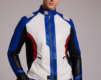 Puede incluir: Chaqueta con bloques de color con cuello alzado, con una combinación de paneles blancos, azules, negros y rojos. La chaqueta tiene cierre de cremallera frontal y detalles plateados. Las mangas son de cuero negro, y el diseño es moderno y elegante.