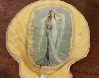 Concha de bruja marina dorada: plato para joyas con vieira decoupage, bandeja para baratijas de diosa del océano, cuenco para manchas, decoración de altar costero