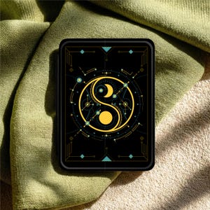 Könnte beinhalten: Ein Set aus drei Keramikbechern mit gesprenkelter, matter Oberfläche. Die Becher sind in Creme-, Hellgrau- und Dunkelgrautönen gehalten. Jeder Becher hat ein schlichtes, minimalistisches Design und einen abgerundeten Henkel.