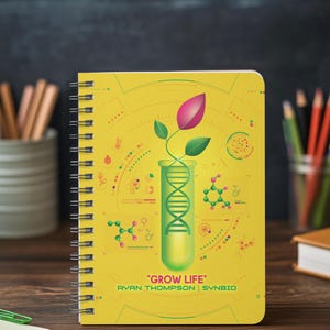 Könnte beinhalten: Ein gelbes Notizbuch mit Spiralbindung und einer zentralen Grafik eines Reagenzglases, das einen DNA-Strang enthält, der zu einer Pflanze mit grünen Blättern und einer rosa Knospe heranwächst. Das Cover enthält wissenschaftliche Diagramme und den Text "GROW LIFE" RYAN THOMPSON | SYNBIO.