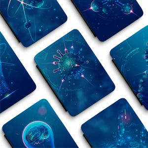 Puede incluir: Taza de cerámica blanca con asa negra y la frase "But First, Coffee" en negro. La taza se muestra sobre un fondo borroso, sugiriendo un ambiente acogedor.