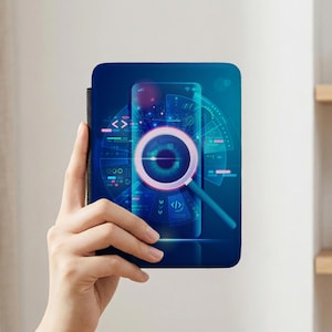 以下が含まれることがあります： スマートフォンと虫眼鏡のデジタルイラストが描かれた青い携帯電話ケース。デザインにはコーディング記号と円形のパターンが含まれており、テクノロジーまたはソフトウェアのテーマを示唆しています。