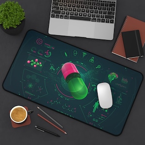 Op de afbeelding: Een rechthoekige muismat met een teal achtergrond met een roze en groene capsule illustratie. De mat heeft medische thema graphics, een witte muis, een laptop en een kopje koffie.