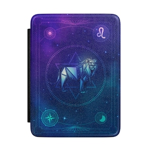 Puede incluir: Una funda rectangular con un diseño celestial. La funda presenta una ilustración geométrica de un león dentro de un círculo, rodeada de estrellas y símbolos astrológicos. El fondo es un degradado de morado y azul.