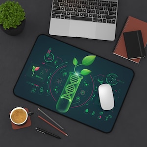 Puede incluir: Alfombrilla de ratón rectangular con fondo verde oscuro. Presenta una ilustración verde neón de un tubo de ensayo con una hebra de ADN y hojas en crecimiento. El diseño incluye otros elementos gráficos verdes neón y rosas. Un ratón blanco está encima.