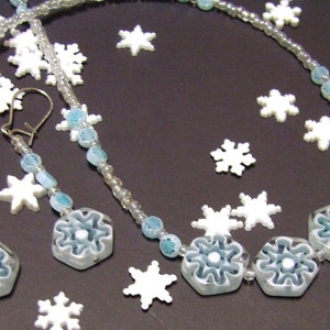 VENTA Primeras ráfagas de copo de nieve Collar y pendientes Set White Blue and Pearl Glass imagen 1
