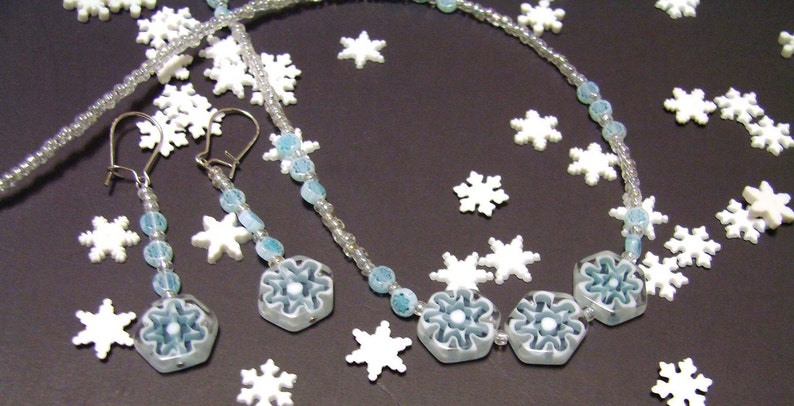 VENTA Primeras ráfagas de copo de nieve Collar y pendientes Set White Blue and Pearl Glass imagen 1