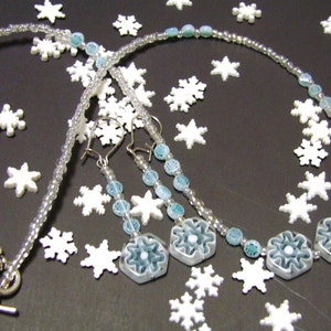 VENTA Primeras ráfagas de copo de nieve Collar y pendientes Set White Blue and Pearl Glass imagen 3