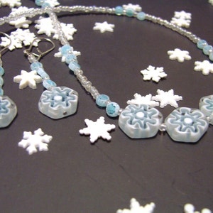 VENTA Primeras ráfagas de copo de nieve Collar y pendientes Set White Blue and Pearl Glass imagen 2