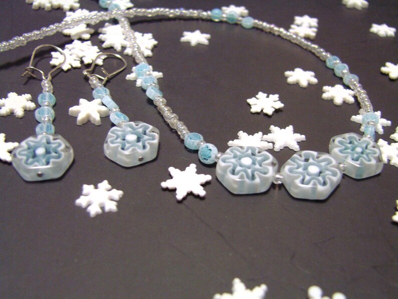 VENTA Primeras ráfagas de copo de nieve Collar y pendientes Set White Blue and Pearl Glass imagen 2