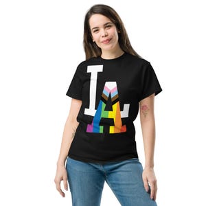 La camiseta con el logotipo del orgullo de Los Ángeles de Real Mija