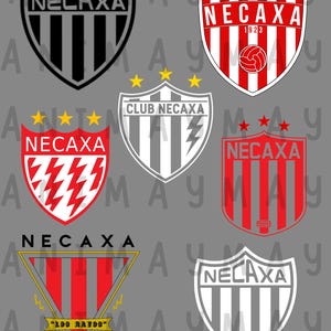 Könnte beinhalten: Sieben schildförmige Logos mit dem Wort "NECAXA" in verschiedenen Designs. Die Logos verwenden Rot, Schwarz, Weiß und Gelb, mit Sternen und Blitz. Der Text "LOS RAYOS" ist ebenfalls enthalten. Grauer Hintergrund.