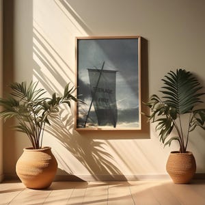 Op de afbeelding: Twee planten in potten met geweven manden in een kamer met een ingelijste print van een zeil met de tekst "Teenage Riot" erop. De kamer heeft beige muren en de vloer is van licht hout.