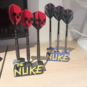 刻印入りダーツホルダースタンド：「The Nuke」ディスプレイラック、男の隠れ家の装飾