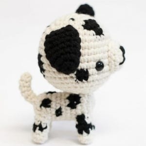 Patrón de ganchillo en PDF de perro dálmata – Amigurumi de cachorro manchado, tutorial paso a paso para tejer un adorable mini perro de peluche.