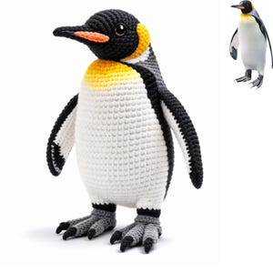 Op de afbeelding: Een handgemaakte gehaakte pinguïn met een zwarte kop, rug en vleugels, een gele en witte borst en grijze voeten. De pinguïn heeft een oranje snavel en staat rechtop. Een kleinere afbeelding van een echte pinguïn staat op de achtergrond.
