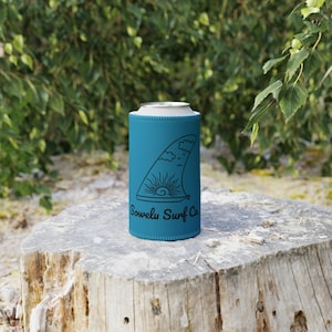 Sowelu Surf Co. Stubby Cooler, Longboard Flosse, Surf N Sun Design. Isolierter Getränkehalter, Dosenkühler, Beach Party Favor, Drink