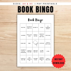 Puede incluir: Un juego imprimible de Book Bingo sobre un fondo blanco con textura de madera. El juego incluye varias indicaciones relacionadas con la lectura, como "No ficción" y "Un libro con una cubierta azul". Las palabras "BOOK BINGO" están en la parte superior.