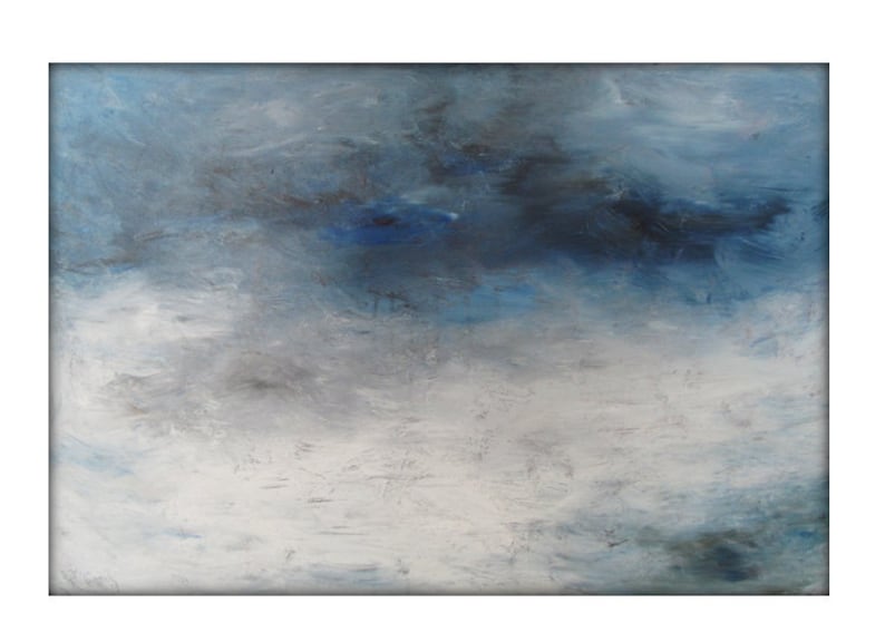 Op de afbeelding: Abstract schilderij met een blauw, grijs en wit kleurenschema. Het schilderij heeft een textuur en een bewolkte, atmosferische uitstraling.