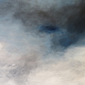 Op de afbeelding: Abstract schilderij met tinten blauw en grijs. Het schilderij toont een bewolkte lucht met een donkerblauw gebied in het midden.