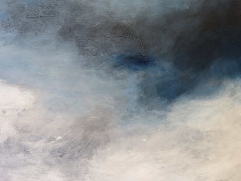 Op de afbeelding: Abstract schilderij met tinten blauw en grijs. Het schilderij toont een bewolkte lucht met een donkerblauw gebied in het midden.