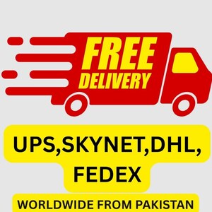 Puede incluir: Un gr&aacute;fico de cami&oacute;n de reparto rojo con las palabras "FREE DELIVERY" en amarillo. Debajo, una pancarta amarilla enumera "UPS, SKYNET, DHL, FEDEX". La imagen sugiere env&iacute;o mundial.